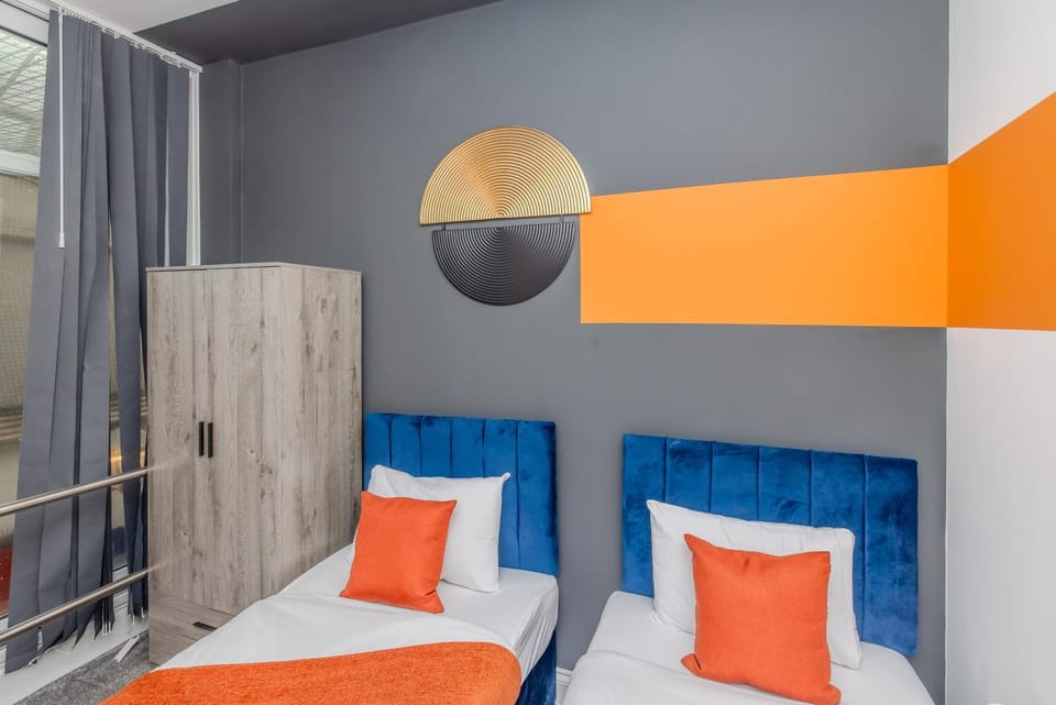 Perfect Holiday Home I 3 Bedroom I 2 Bathroom I Sleep 10 Guests Apartment in Brighton