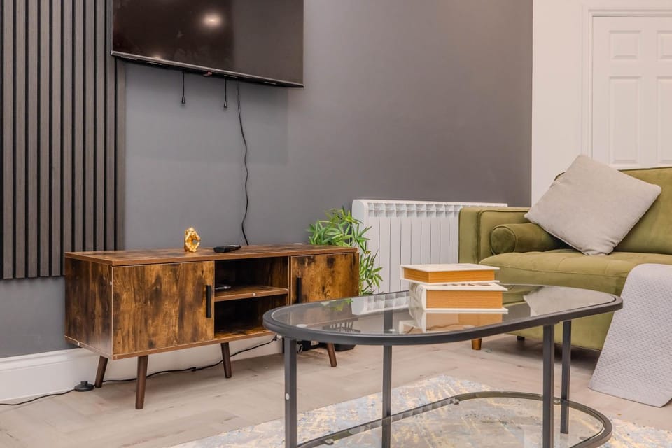 Perfect Holiday Home I 3 Bedroom I 2 Bathroom I Sleep 10 Guests Apartment in Brighton