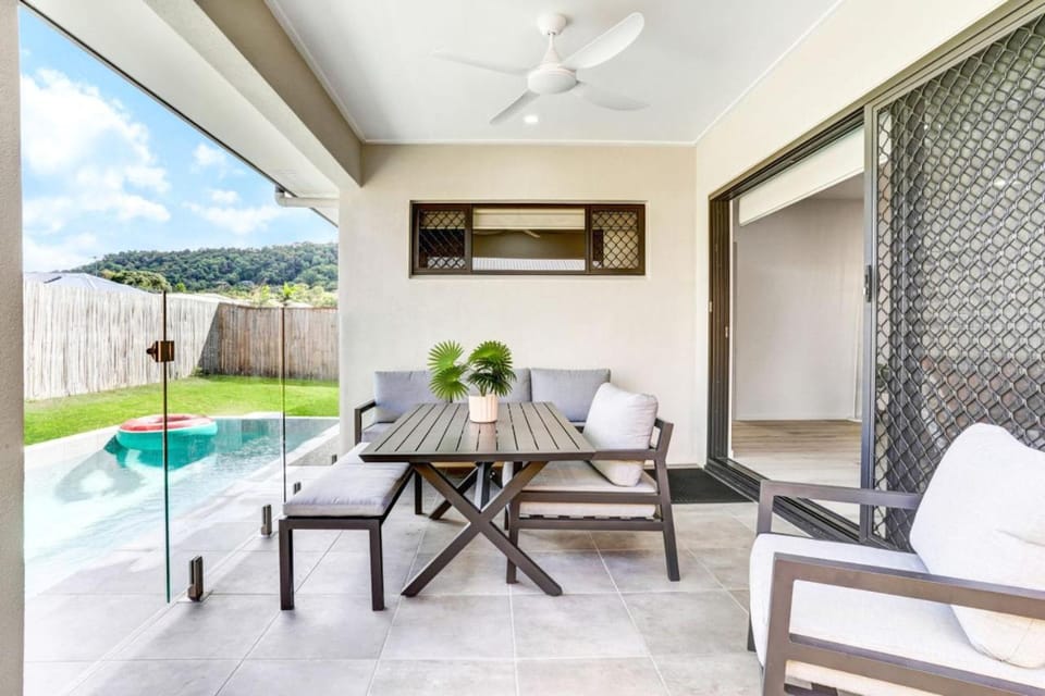 Skippers Rest -Modern Comfort, and Beach Proximity House in Cairns