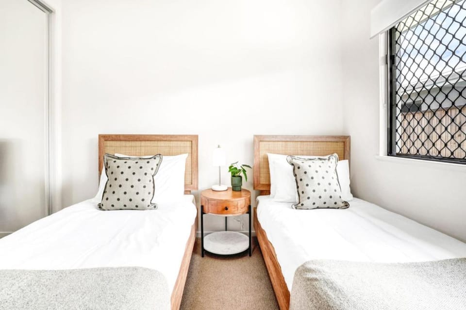 Skippers Rest -Modern Comfort, and Beach Proximity House in Cairns