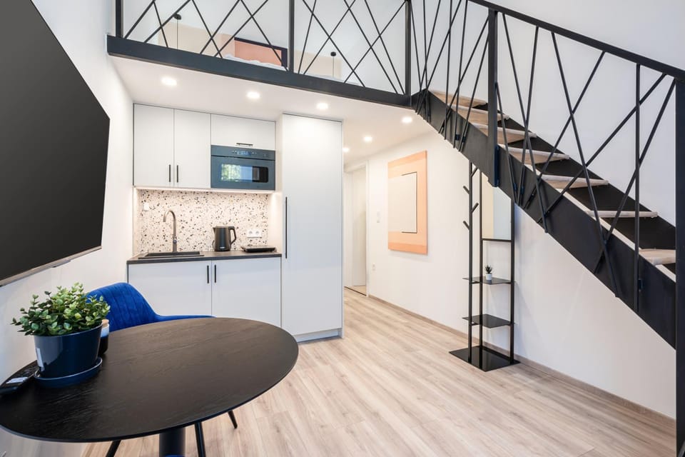 Kitchen or kitchenette, Dining area, stove