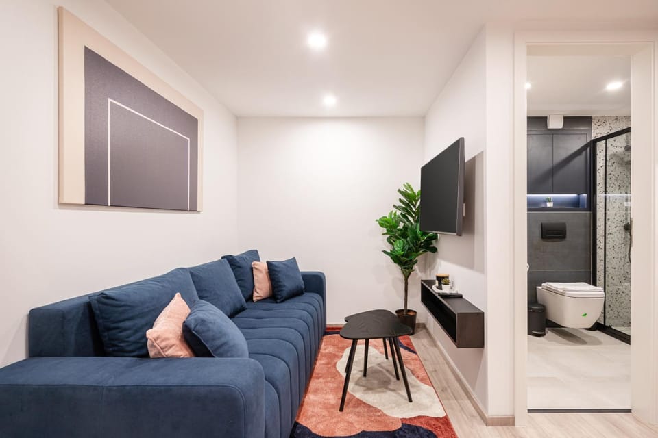 Toilet, Bathroom, TV and multimedia, Living room, Seating area