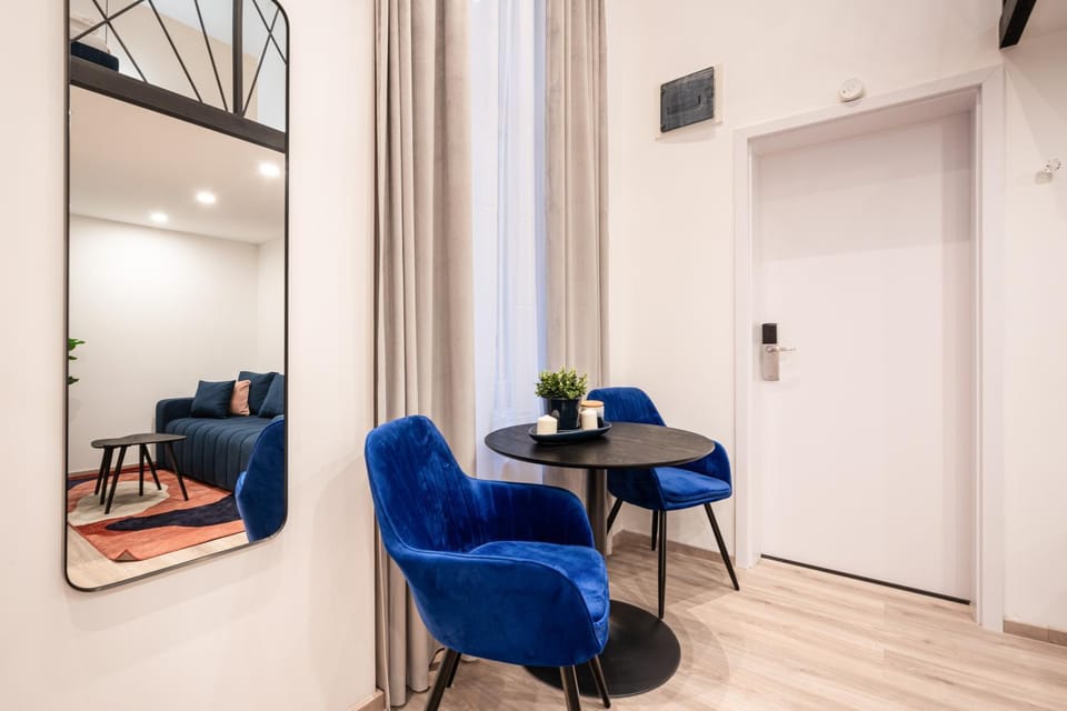 Living room, Seating area, Dining area, internet