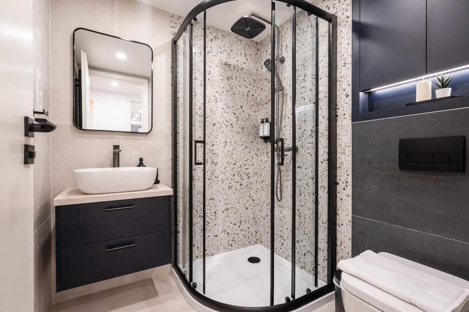 Shower, Toilet, Bathroom, towels