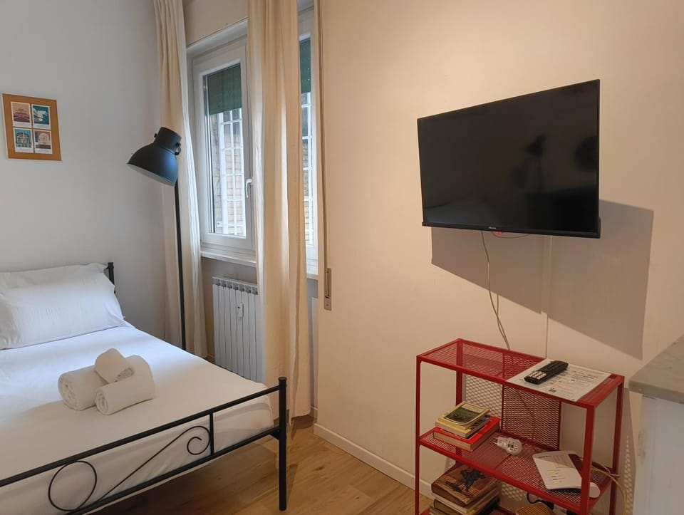 Communal lounge/ TV room, Bed, TV and multimedia, Photo of the whole room, Bedroom