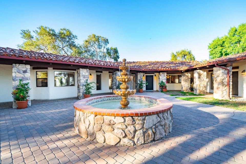 Casa Via Zara - Sweeping Mountain Views with Pool House in Fallbrook