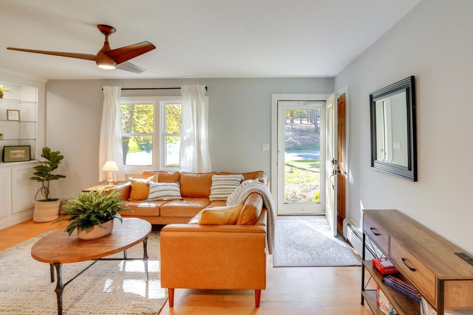 1 Mi to Dtwn: Cottage w/ Large Yard in Stockbridge House in Stockbridge