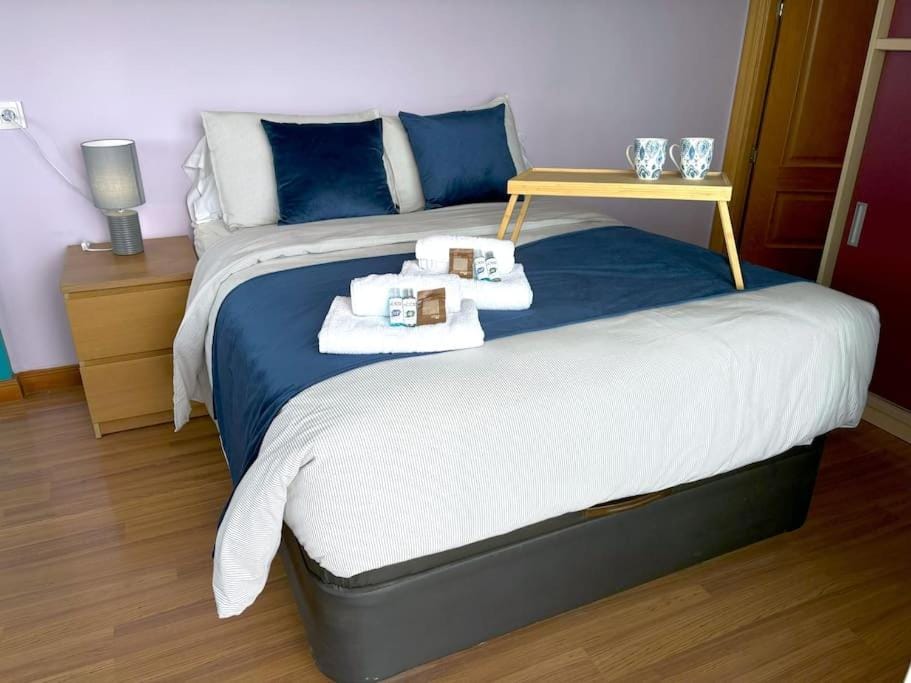 Bed, Bedroom, towels