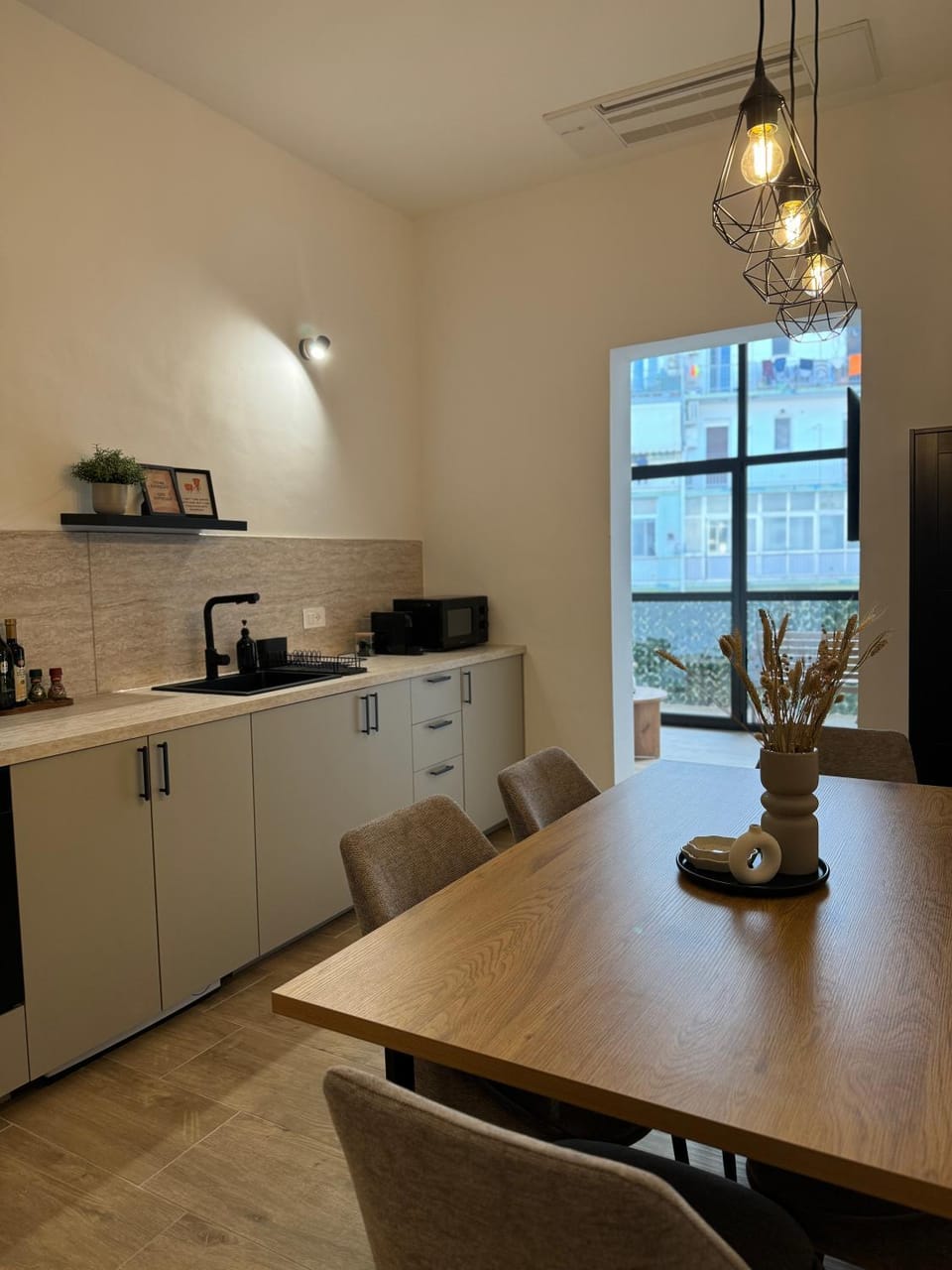 Coffee/tea facilities, Kitchen or kitchenette, Dining area, heating, microwave, oven, stove, toaster, washing machine, air conditioner