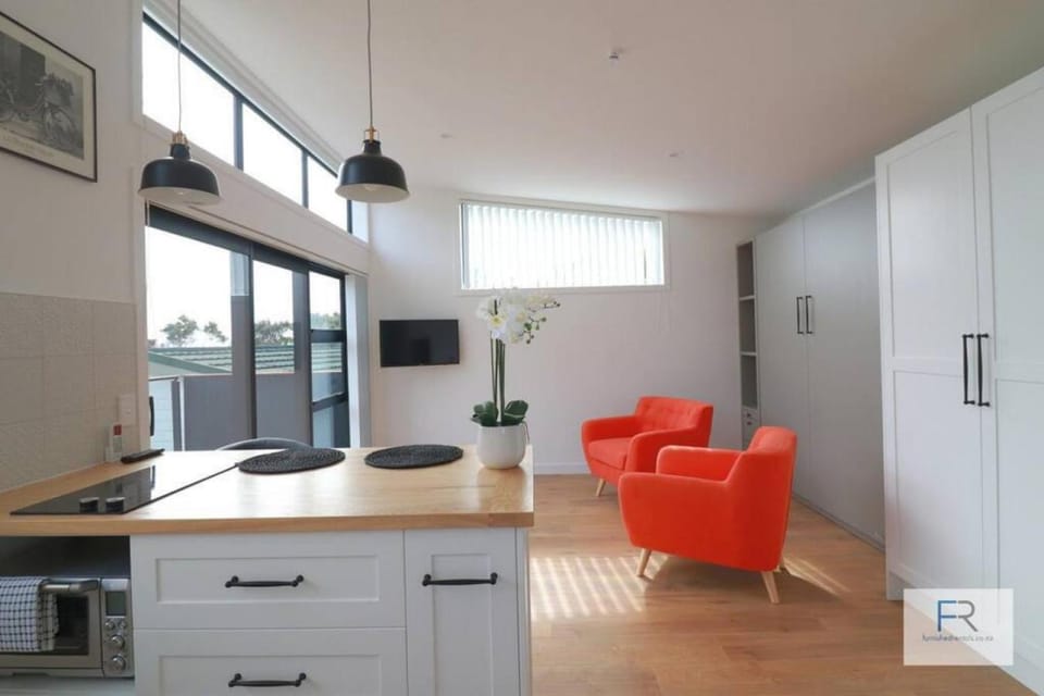 Cosy Tiny Home with Ocean Views Apartment in Auckland