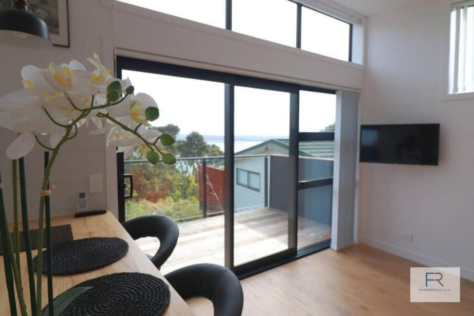Cosy Tiny Home with Ocean Views Apartment in Auckland