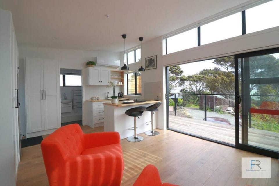 Cosy Tiny Home with Ocean Views Apartment in Auckland