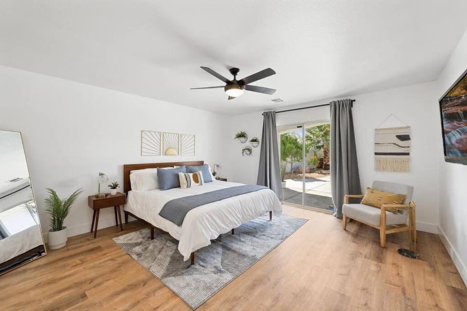 Desert Oasis-Large Pool & Spa, Firepit, Gameroom, Hammocks House in Desert Hot Springs