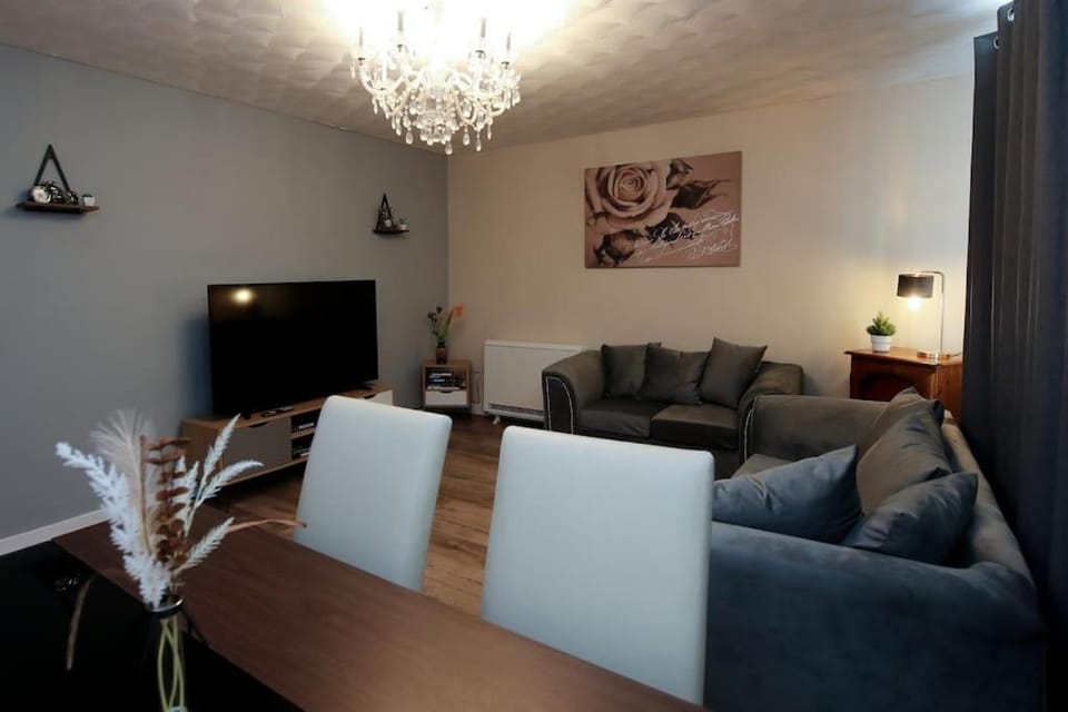 Communal lounge/ TV room, TV and multimedia, Living room, Seating area, Evening entertainment