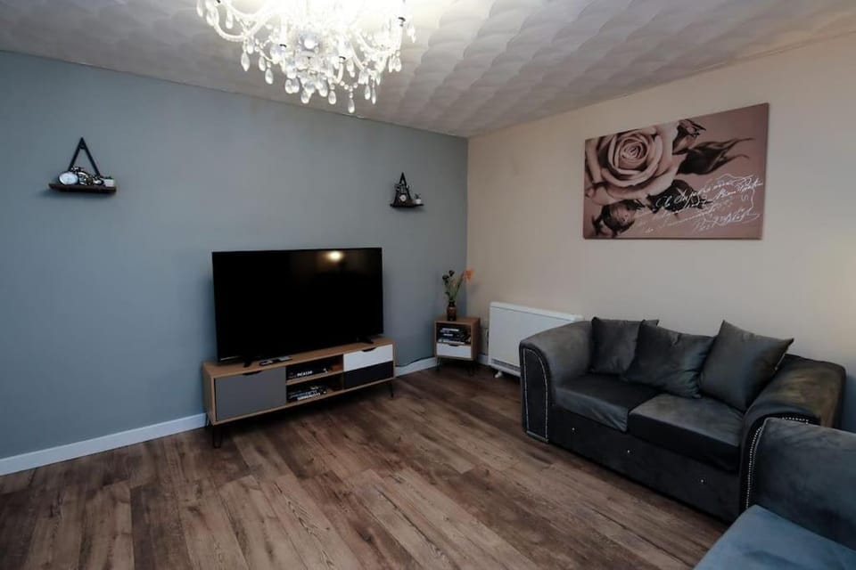 Communal lounge/ TV room, TV and multimedia, Living room, Seating area, Evening entertainment