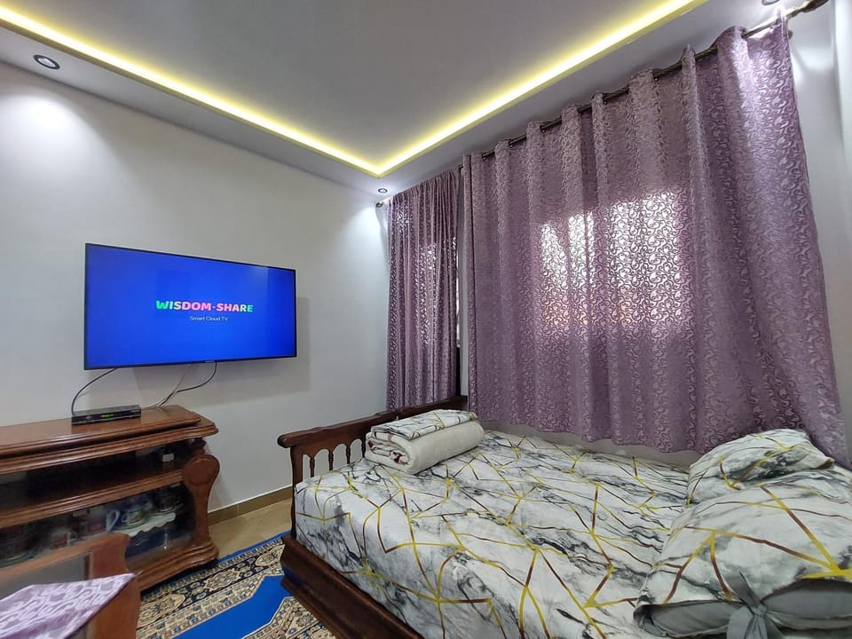 Communal lounge/ TV room, Bed, TV and multimedia