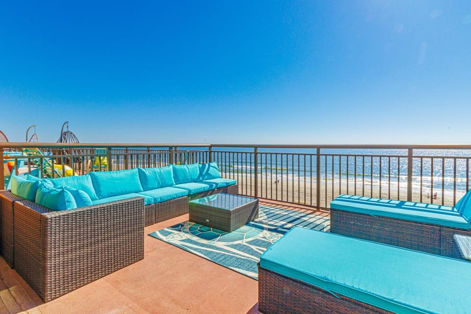 Updated Oceanfront King Suite-Oversized Private Balcony- Caravelle 515 House in Myrtle Beach