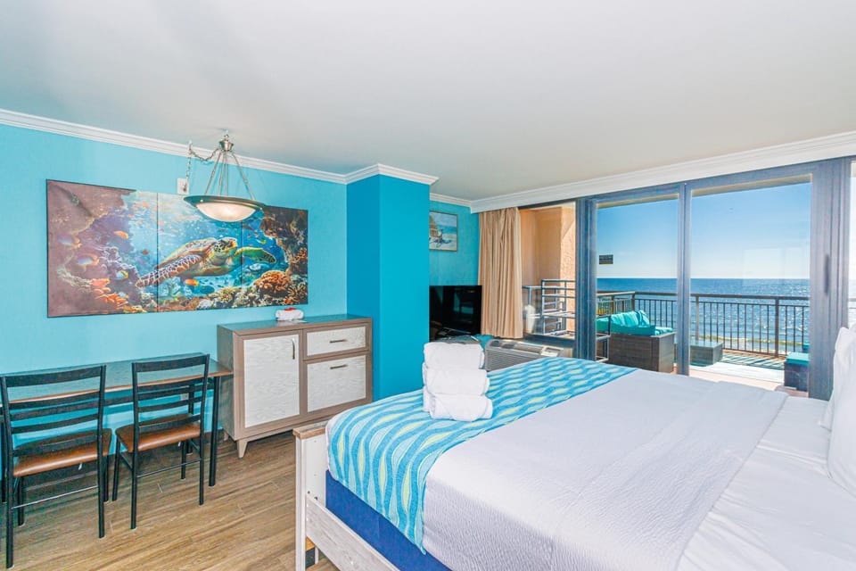 Updated Oceanfront King Suite-Oversized Private Balcony- Caravelle 515 House in Myrtle Beach