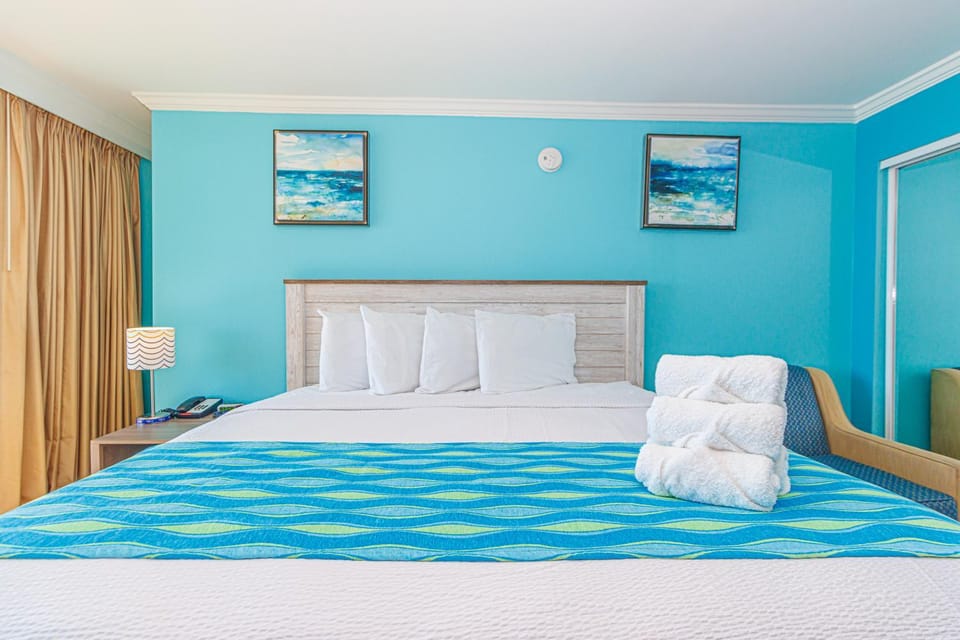 Updated Oceanfront King Suite-Oversized Private Balcony- Caravelle 515 House in Myrtle Beach