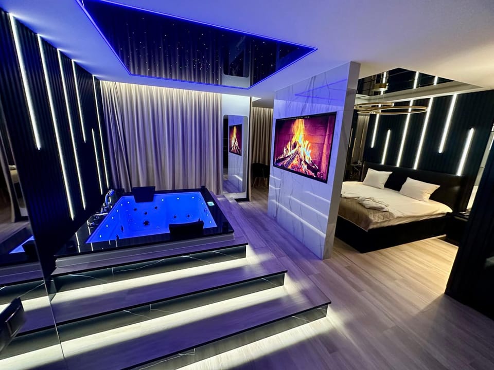 Bed, TV and multimedia, Photo of the whole room, Evening entertainment, Bedroom