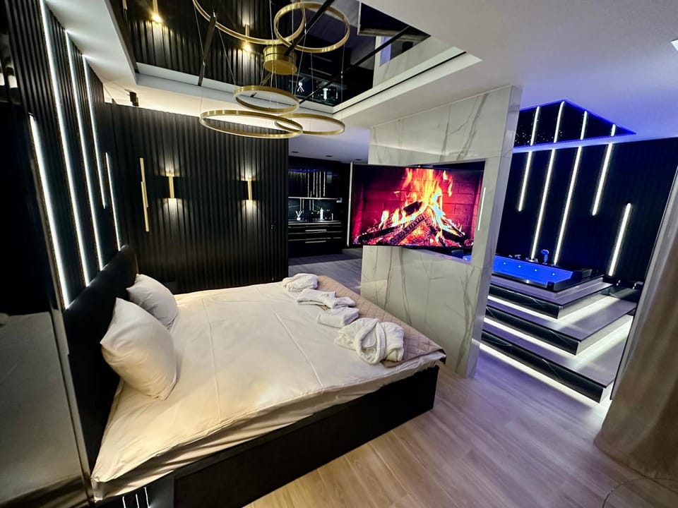 Bed, TV and multimedia, Photo of the whole room, Evening entertainment, Bedroom, towels