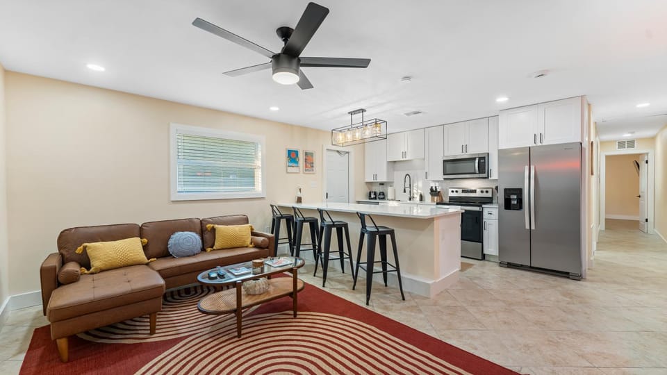 Kitchen or kitchenette, Living room, Seating area, Dining area, dishwasher, minibar, oven, pet friendly, stove