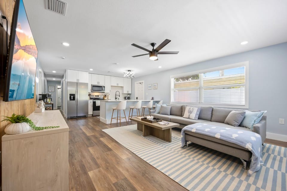 TV and multimedia, Kitchen or kitchenette, Living room, Seating area, Dining area, minibar, oven, pet friendly, stove