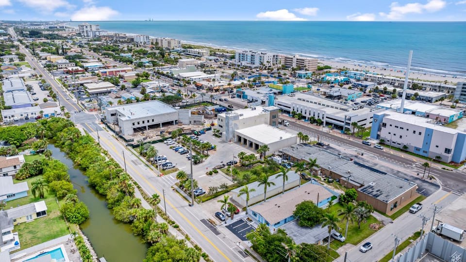 Property building, Nearby landmark, Day, Neighbourhood, Natural landscape, Bird's eye view, Beach, Evening entertainment, City view, Sea view, Street view, Location, Parking
