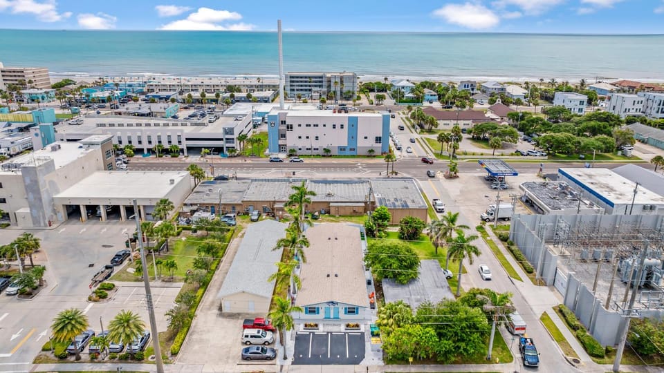 Property building, Neighbourhood, Natural landscape, Bird's eye view, Evening entertainment, City view, Sea view, Street view, Location, Parking