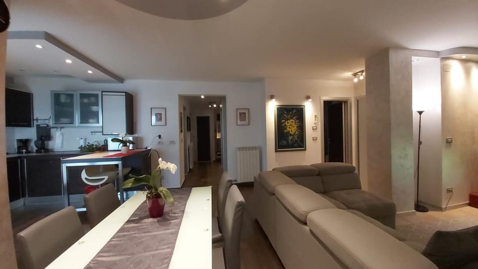 Kitchen or kitchenette, Living room, Seating area, Dining area