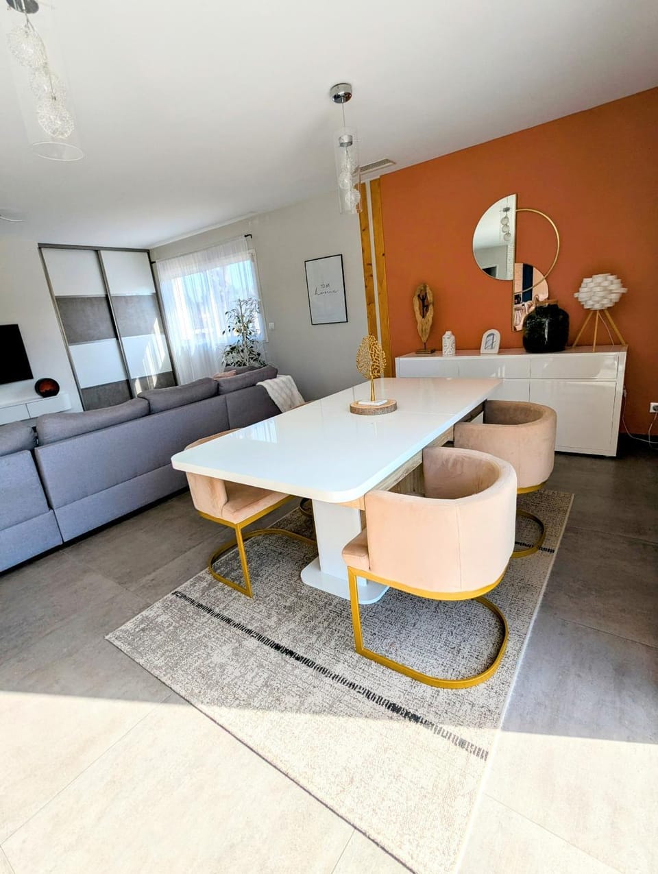 Seating area, Dining area