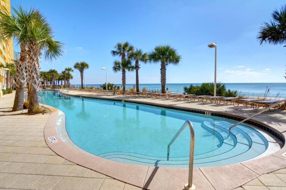 Pool view, Swimming pool, sunbed
