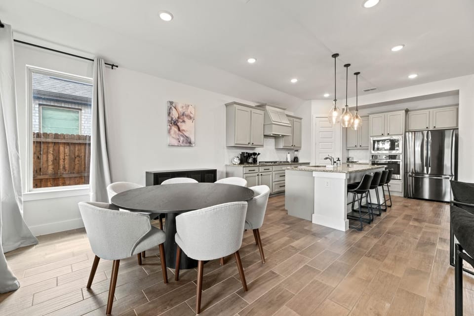 Lake Cove Retreat House in Little Elm
