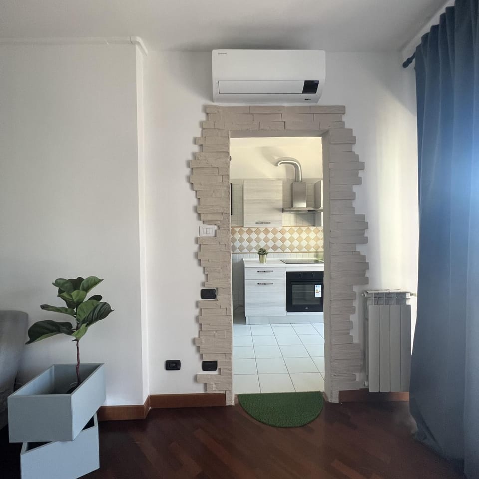 Kitchen or kitchenette, air conditioner