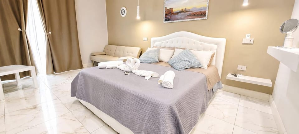LA DIMORA DI MARTI " Napoli Centro, Metro Materdei, Wi-Fi e Comfort Bed and Breakfast in Naples