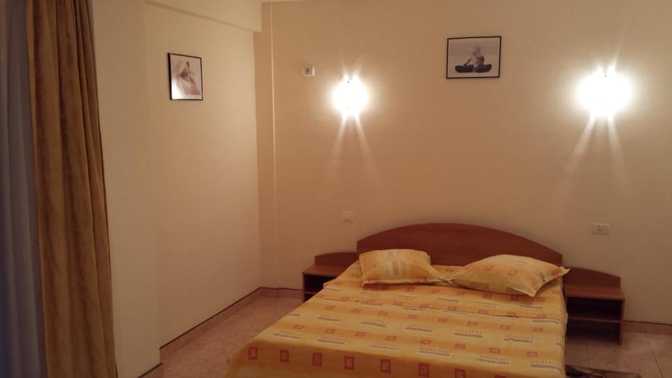 Photo of the whole room, Decorative detail, Family