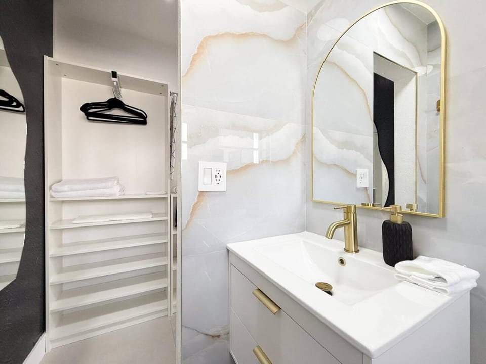 Skiing, Bathroom