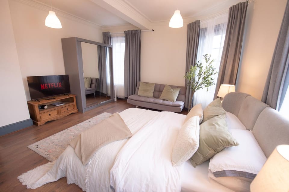 Bed, TV and multimedia, Photo of the whole room, Seating area, Evening entertainment, Bedroom
