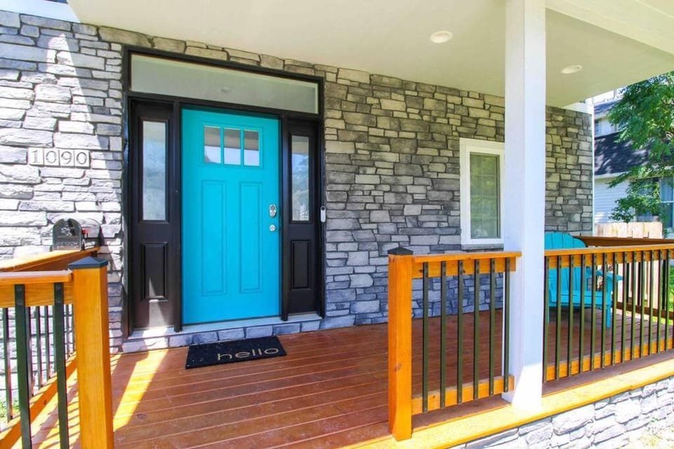 Lux finishes 4 bedroom DSM home Great location House in Des Moines