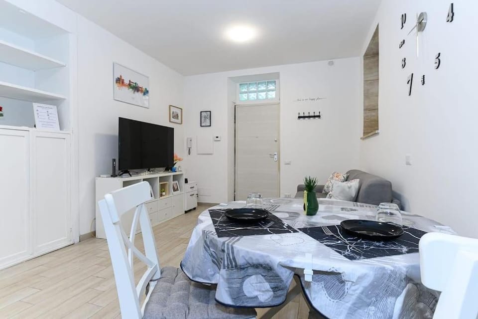 TV and multimedia, Kitchen or kitchenette, Living room, Seating area, Dining area
