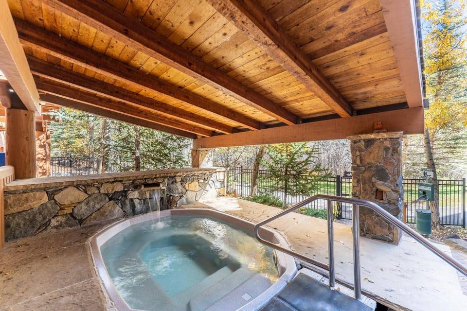 Patio, Day, Natural landscape, Hot Tub, fireplace