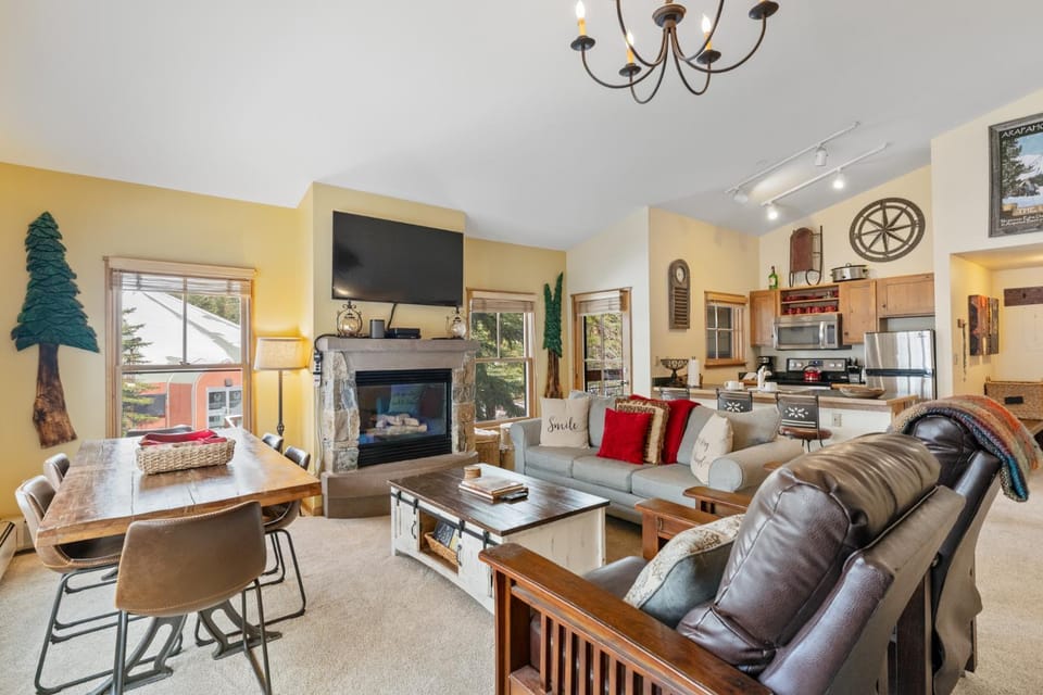 TV and multimedia, Kitchen or kitchenette, Living room, Dining area, fireplace, furniture