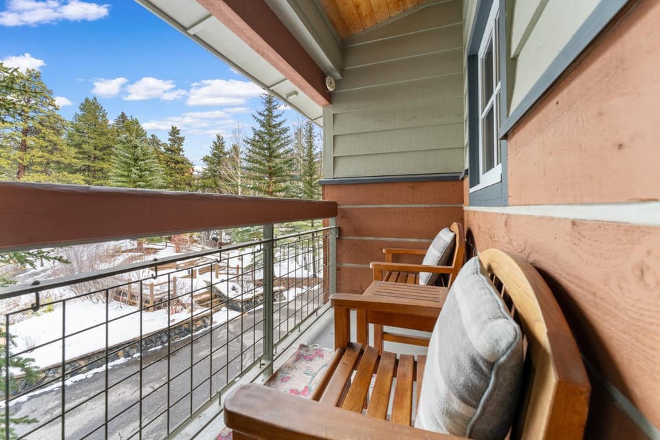 Day, Neighbourhood, Natural landscape, Balcony/Terrace, Seating area