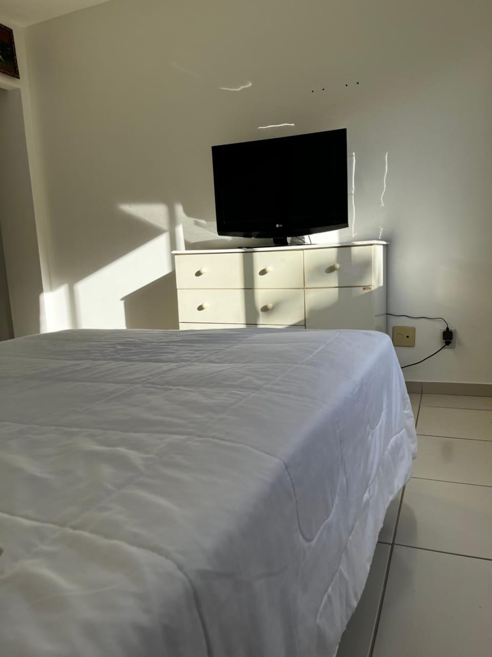 Bed, TV and multimedia, Bedroom