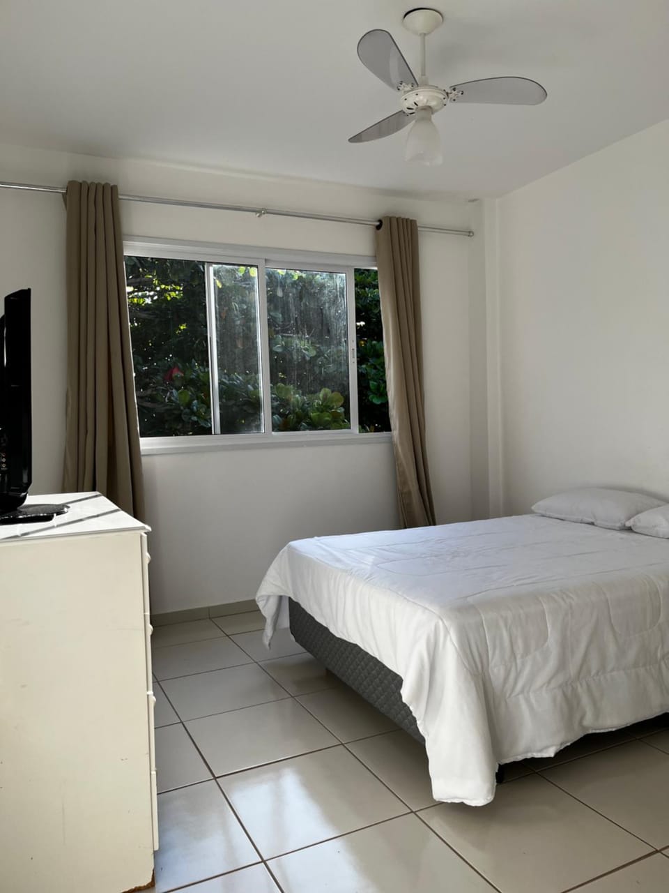 Bed, View (from property/room), Photo of the whole room, City view, Street view, Quiet street view