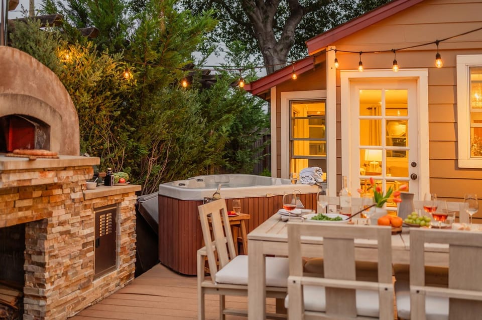 Downtown Healdsburg Plaza Charmer Hot Tub House in Healdsburg