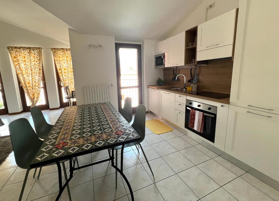 Kitchen or kitchenette, Seating area, Dining area, dishwasher, oven, pet friendly, stove