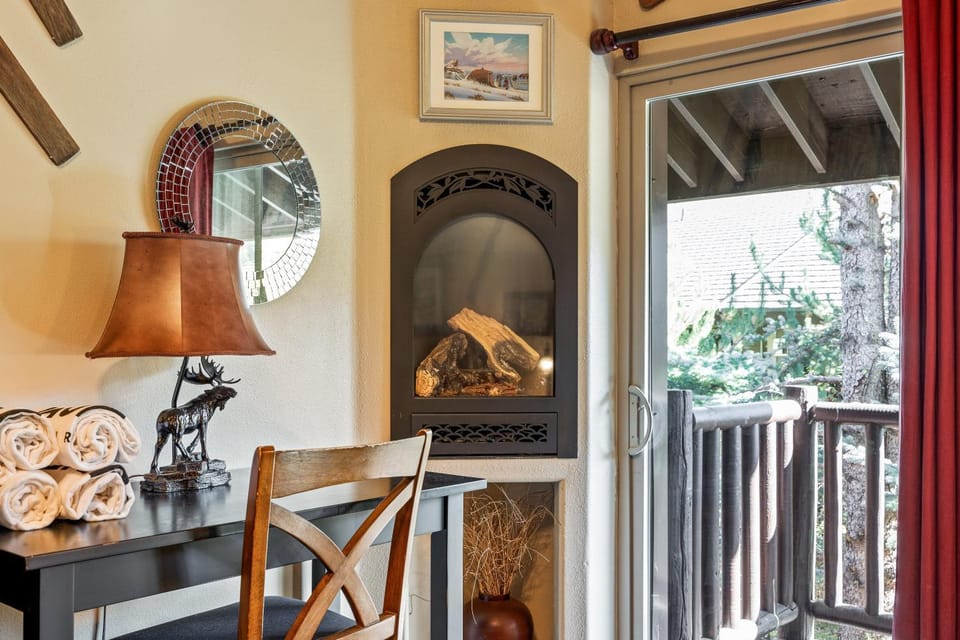 Cozy stay for 4, 5 Min Drive to Base, Full Kitchen, Shared Hot Tub & Pool, Restaurants Nearby! Resort in Park City