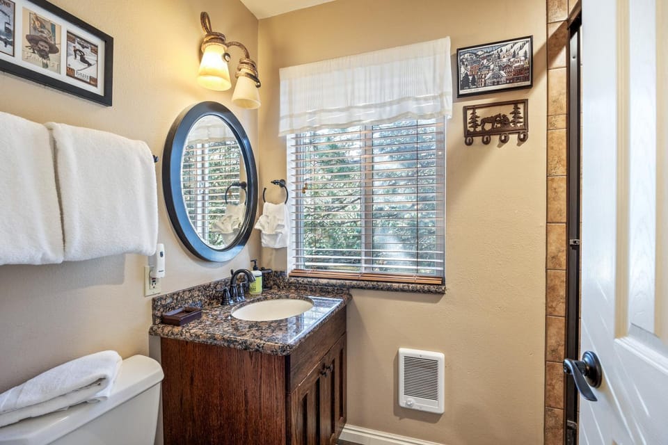 Cozy stay for 4, 5 Min Drive to Base, Full Kitchen, Shared Hot Tub & Pool, Restaurants Nearby! Resort in Park City
