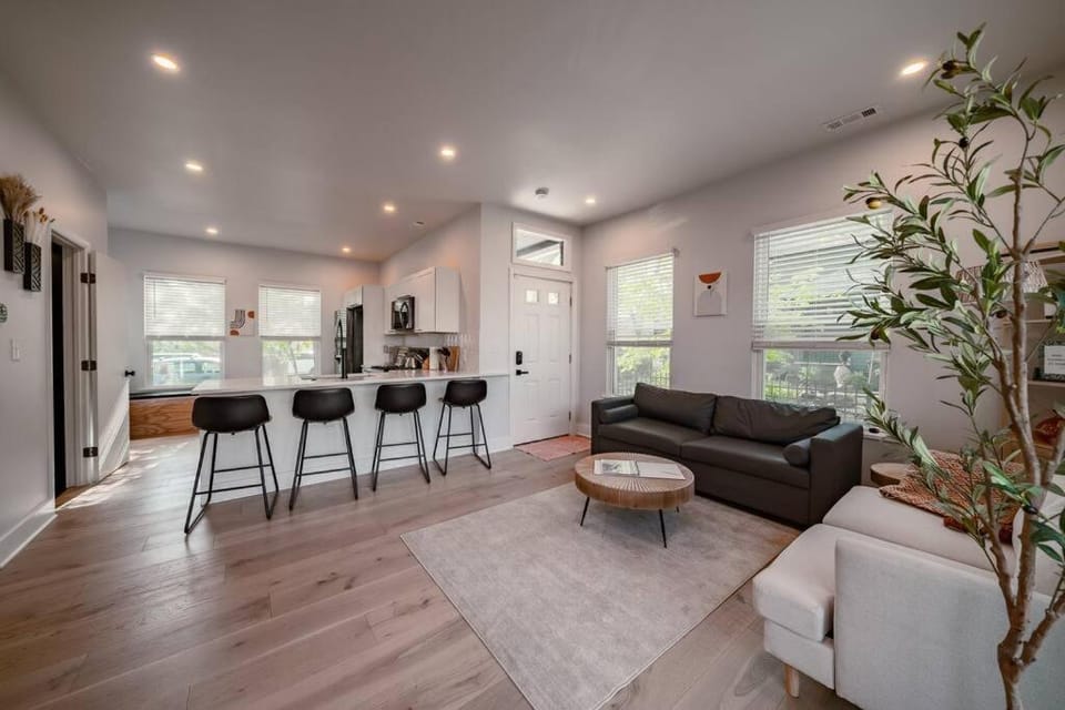 Hot Tub Amazing Location! Modern Ohio City Luxury 2 King Beds House in Ohio City